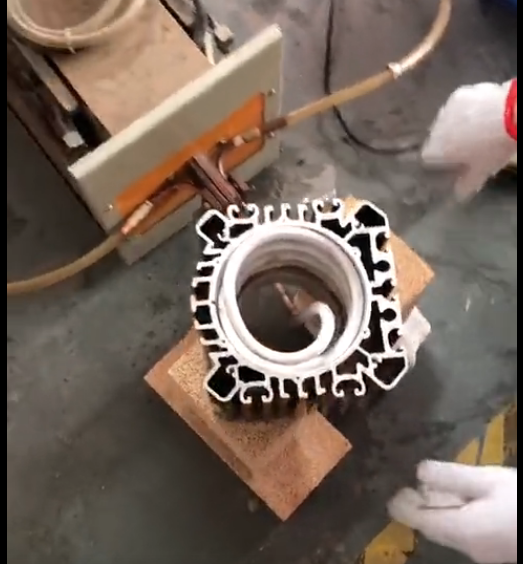 高頻加熱機(jī)對馬達(dá)電機(jī)定子轉(zhuǎn)子熱套熱配合