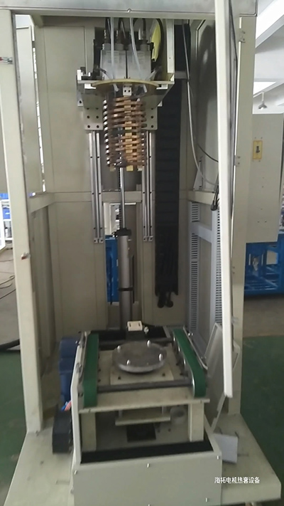 搭配中頻感應(yīng)加熱設(shè)備的電機(jī)熱套的全自動設(shè)備