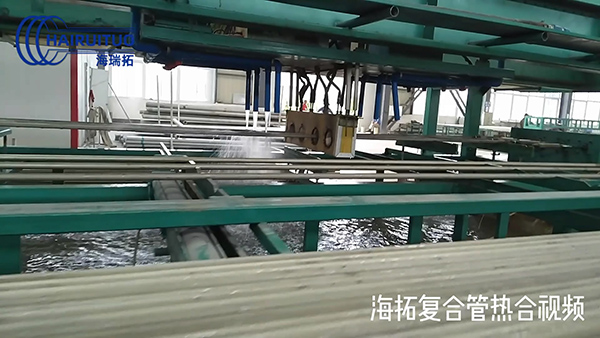 高頻加熱機(jī)配合移動(dòng)平臺(tái)全自動(dòng)復(fù)合管熱合視頻