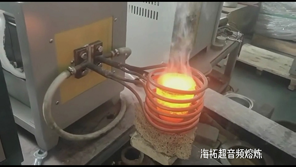 超音頻熔煉爐這個(gè)比較少見(jiàn)因?yàn)橐话阌弥懈哳l熔煉爐