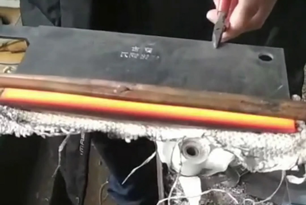 菜刀淬火用高頻感應(yīng)加熱設(shè)備-刀口淬火用高頻淬火機(jī)