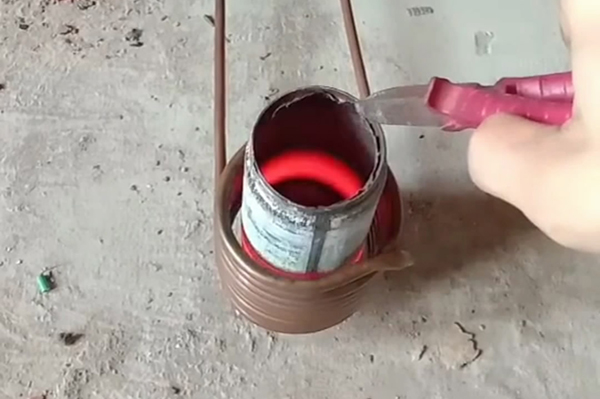 小型感應(yīng)加熱設(shè)備只對(duì)金屬加熱人手放進(jìn)去也不會(huì)燒傷