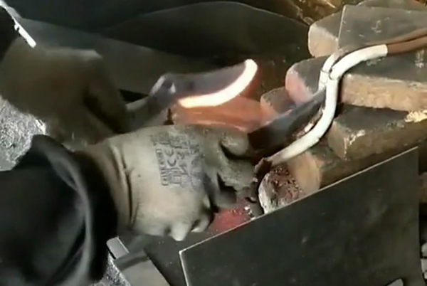 用超音頻淬火設(shè)備對半成品剪刀淬火過程