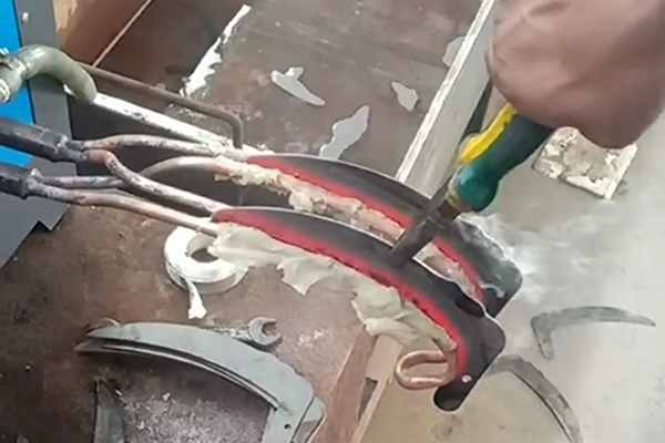 鐮刀淬火-勾刀割草刀具淬火用高頻淬火機(jī)