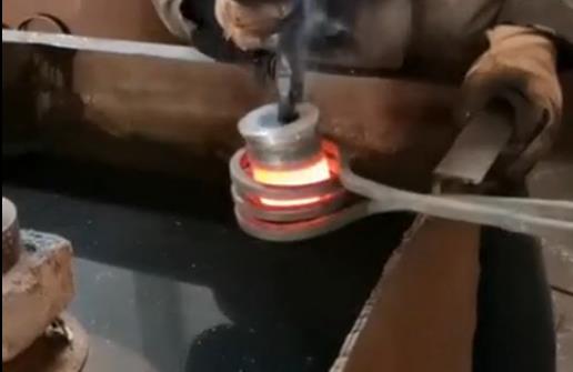 高頻淬火設(shè)備工件加熱淬火打樣測試