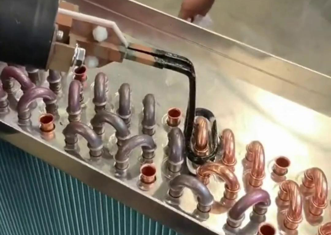 高頻自動化釬焊設(shè)備是一種高效、高質(zhì)量的焊接設(shè)備，具有廣泛的應(yīng)用前景和市場需求