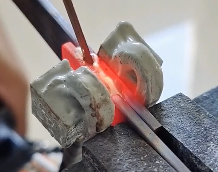 手持式高頻焊接機(jī)是一種高效、便捷的焊接設(shè)備