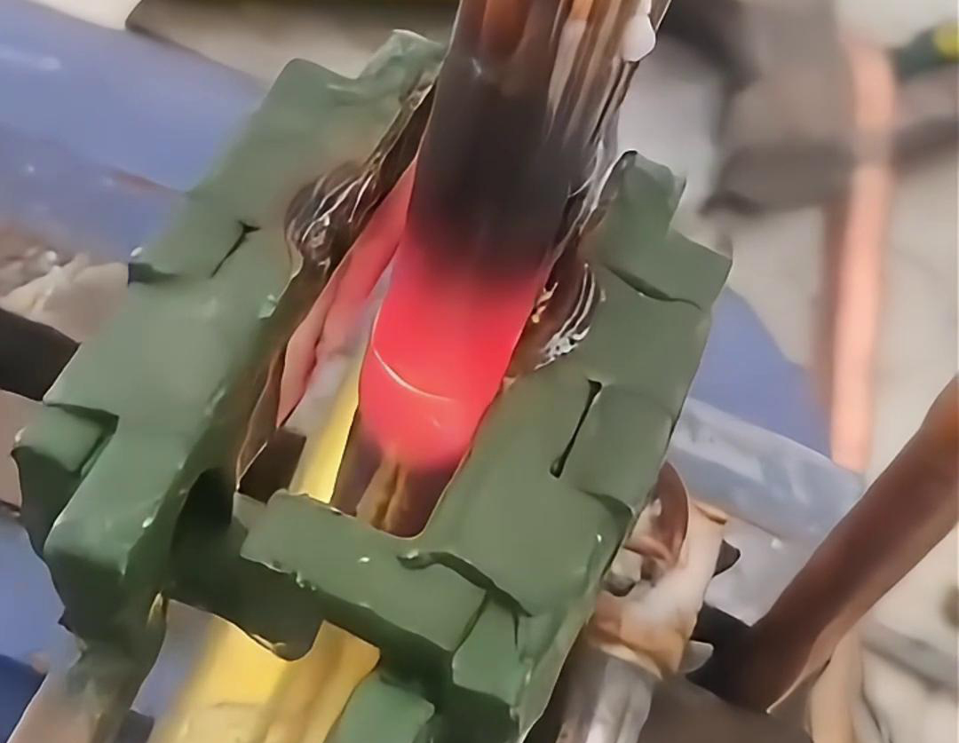 手持式高頻焊機，在制冷冰箱空調生產(chǎn)領域起到至關重要的作用，例如銅管焊接，鋁管焊接，四通閥焊接等