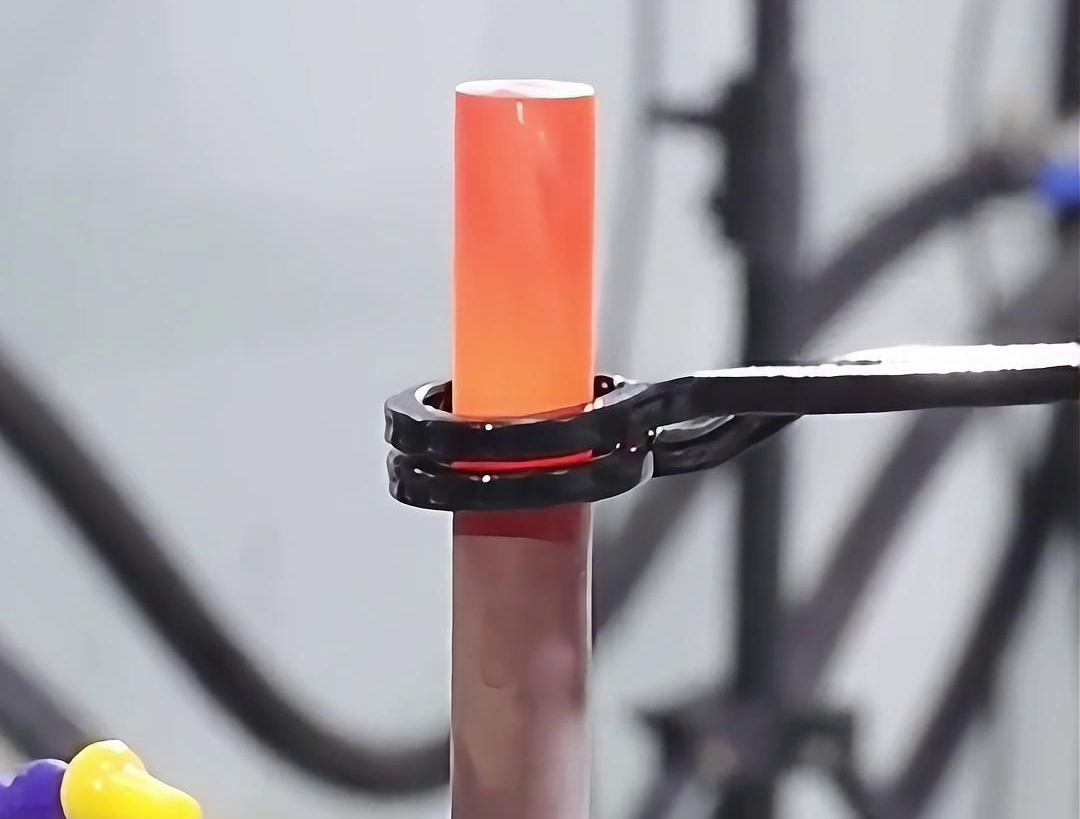 以12mm銅管和12mm不銹鋼棒為例，手持式高頻加熱機能夠迅速而均勻地加熱