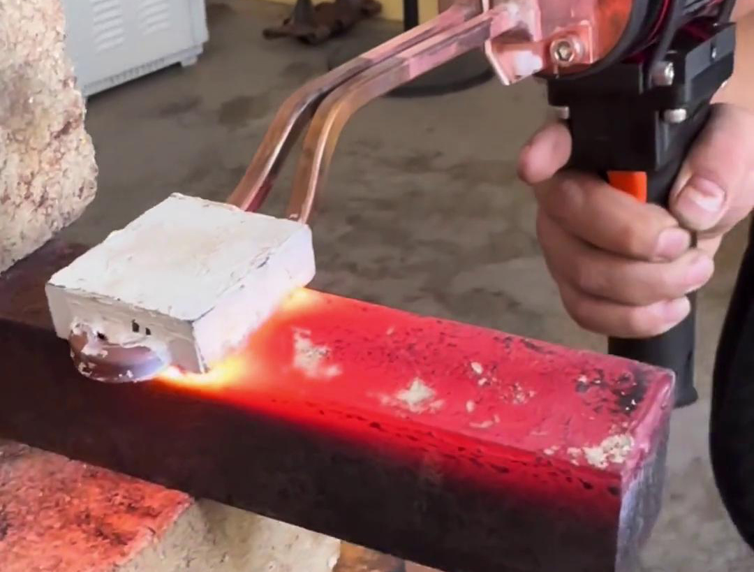 軟電纜手持式高頻加熱機(jī)一款操作簡(jiǎn)便、加熱迅速且安全高效加熱設(shè)備