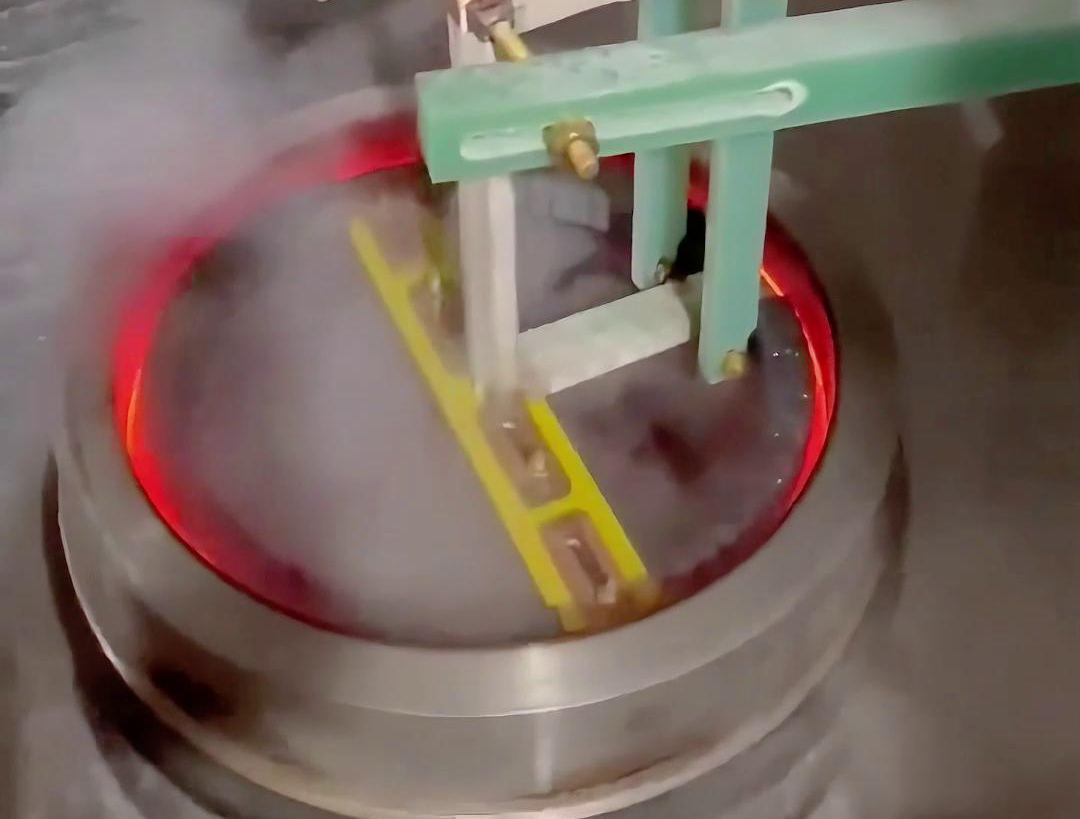 高頻淬火機床是進行金屬內壁淬火、內孔淬火等淬火處理的工具。