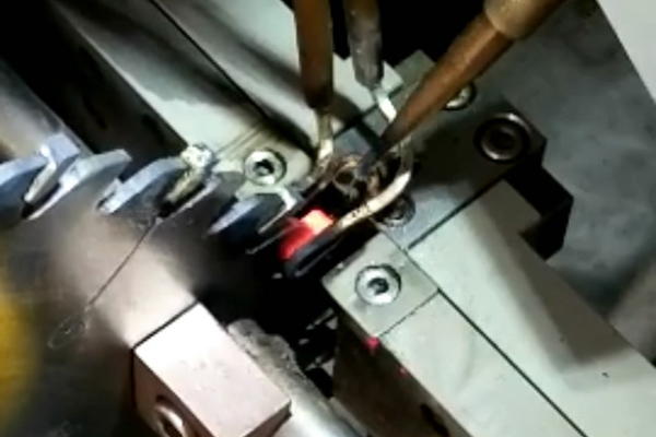 高頻焊接機在鋸齒修復、合金刀片焊接、熱裝熱拆等方面都有著廣泛的應用