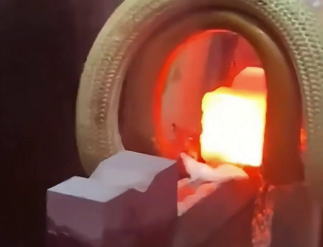 高頻焊機在焊接水鉆頭上的合金時，展現(xiàn)出了其獨特的優(yōu)勢