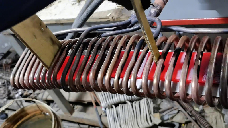 中頻鋼板加熱技術(shù)是一種高效、環(huán)保、精確的金屬加工方法