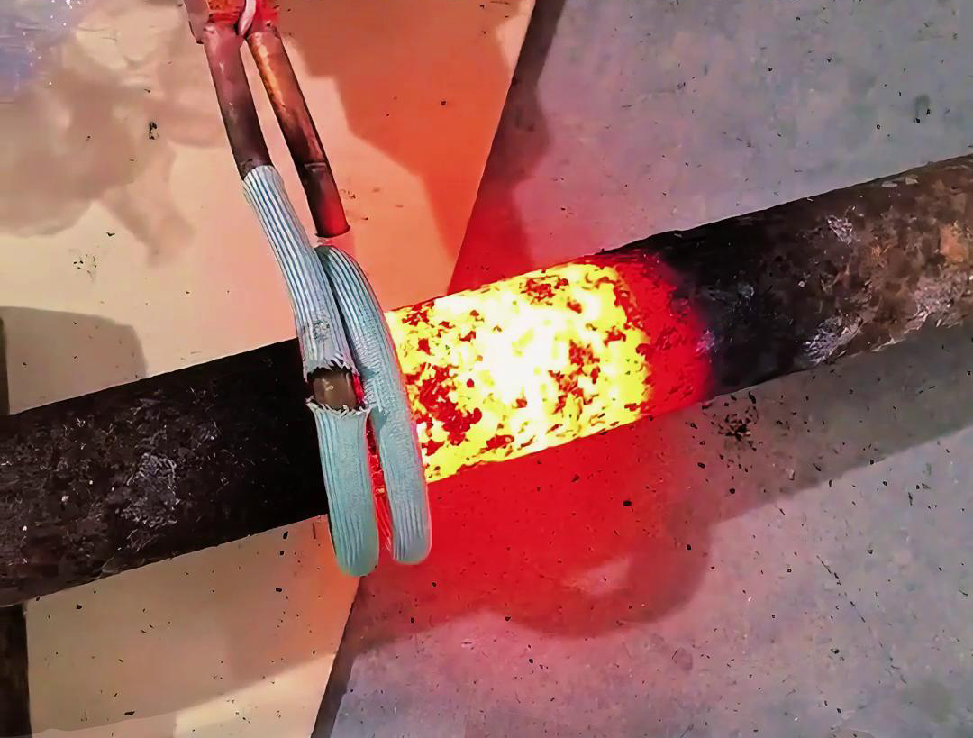 對于棒料的移動加熱，手持式高頻機(jī)和手持式感應(yīng)加熱設(shè)備同樣適用