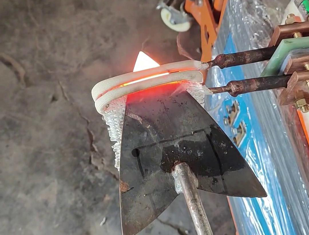 對于3mm厚的鋼鐵板加熱，選擇超高頻加熱機(jī)還是高頻加熱機(jī)，