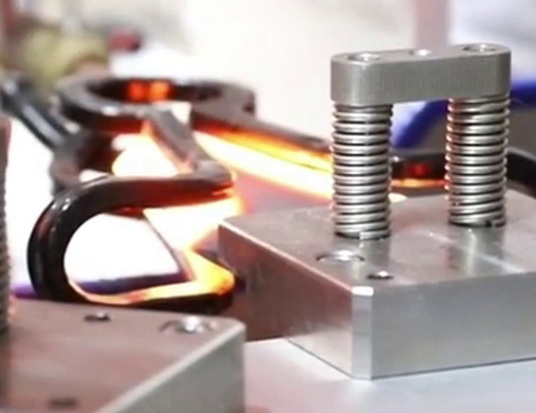 多功能淬火回火一體式自動化感應(yīng)加熱設(shè)備是一種高效、節(jié)能、環(huán)保的加熱設(shè)備