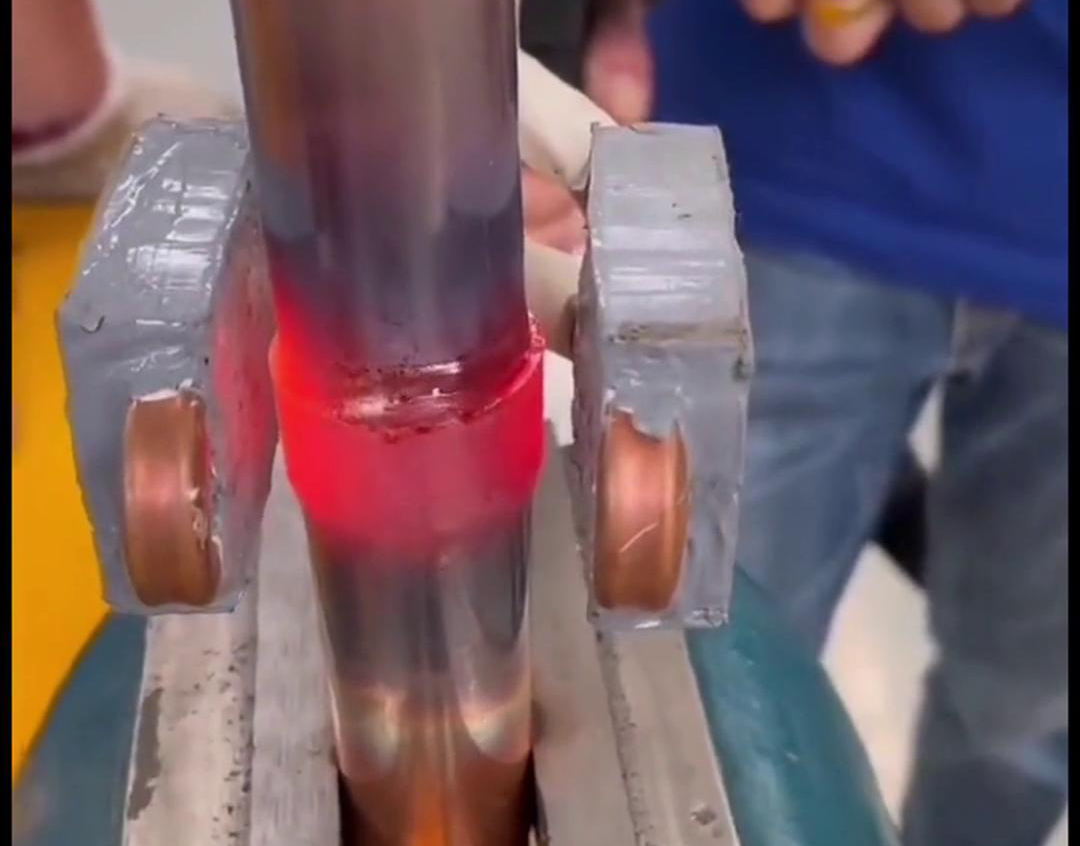 手持式高頻焊接機，比傳統(tǒng)的氣焊火焊更加簡單