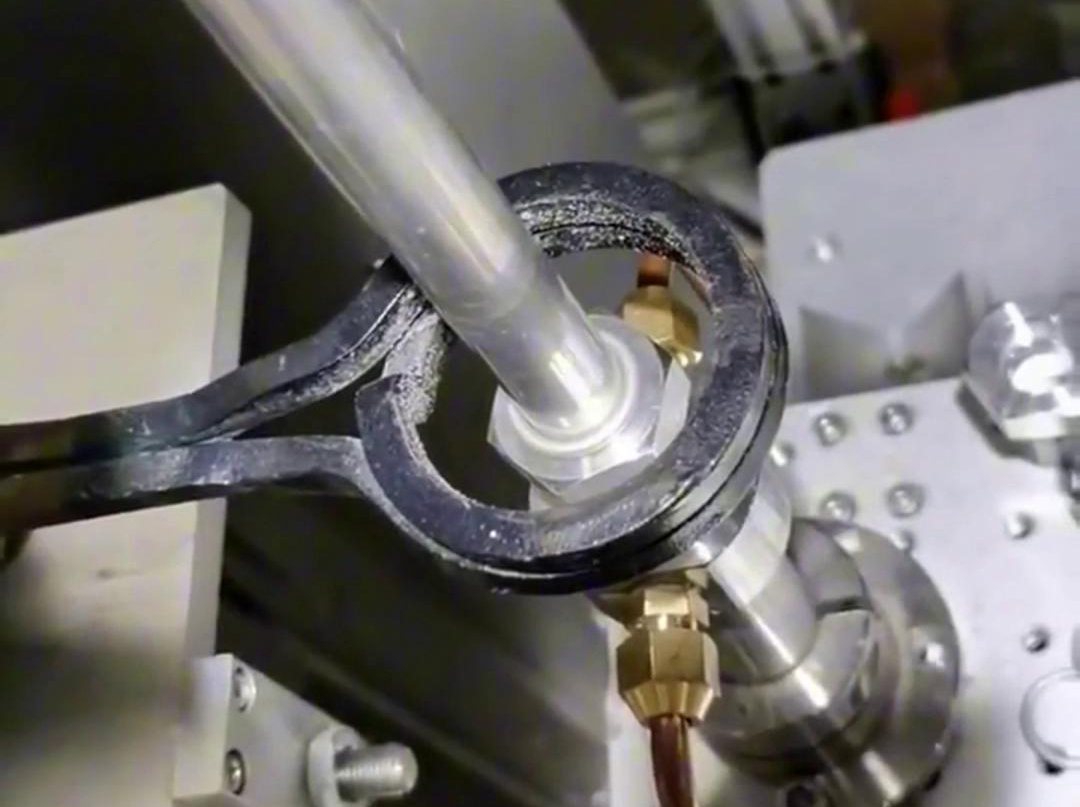 鋁管焊接，焊料是焊接成功的保證，它可以用高頻焊機來實現(xiàn)釬焊