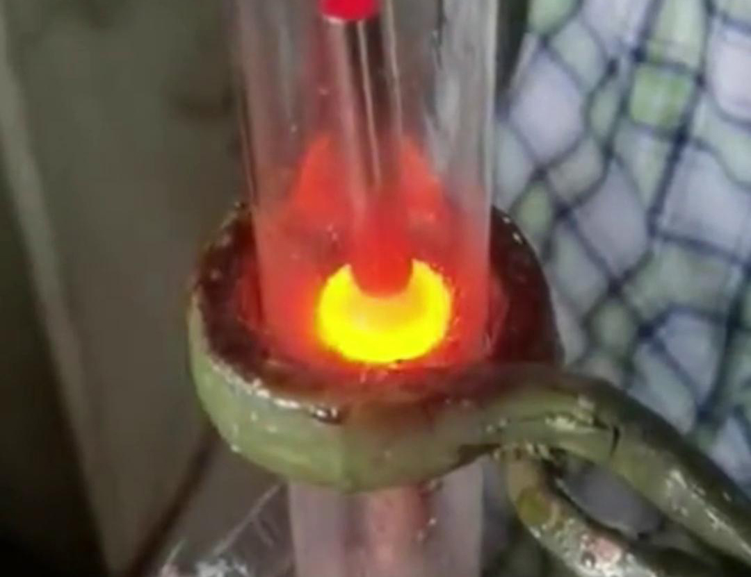 通過手持式高頻加熱機在氮氣保護下焊接銅管，可以獲得高質(zhì)量的焊縫，提高產(chǎn)品的性能和可靠性