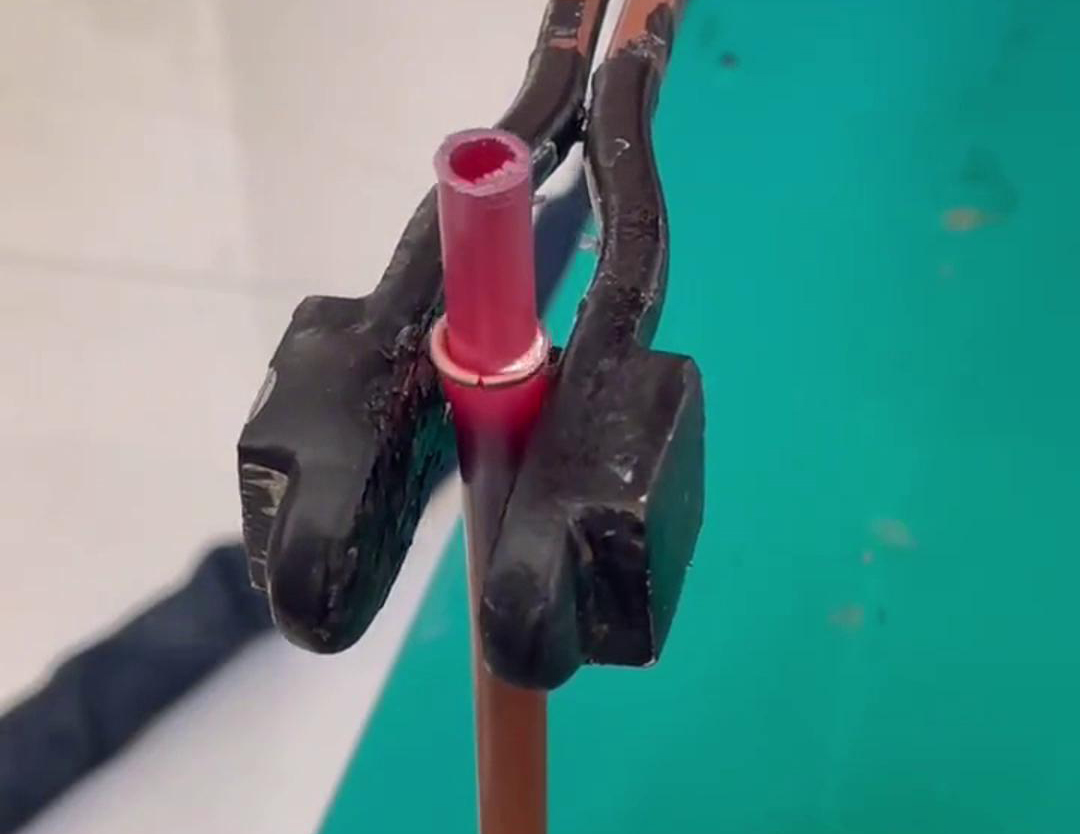 散熱器銅管對接焊用手持式高頻機，只要三秒就可以焊接完成，看一看效果如何