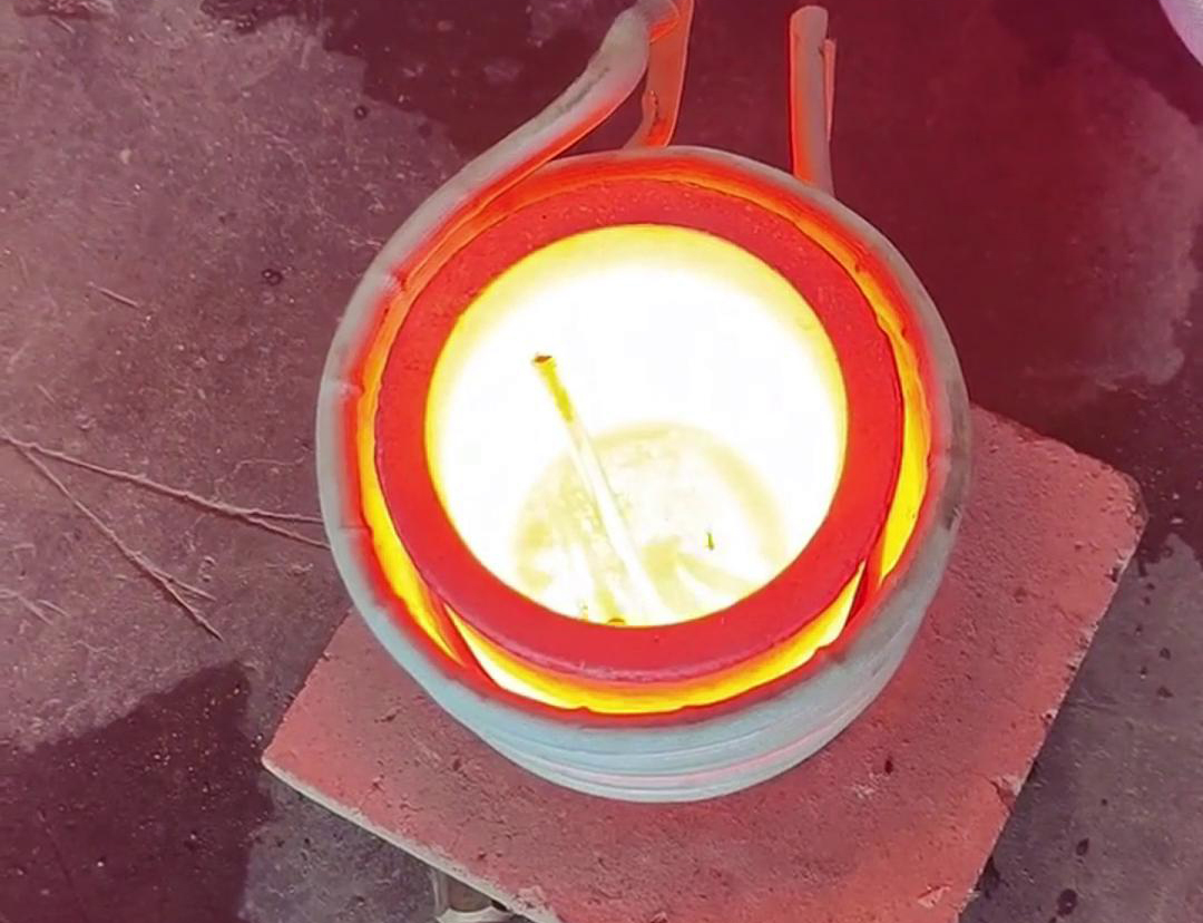 小型實驗熔煉爐，是實驗室或小規(guī)模生產環(huán)境中常用的設備