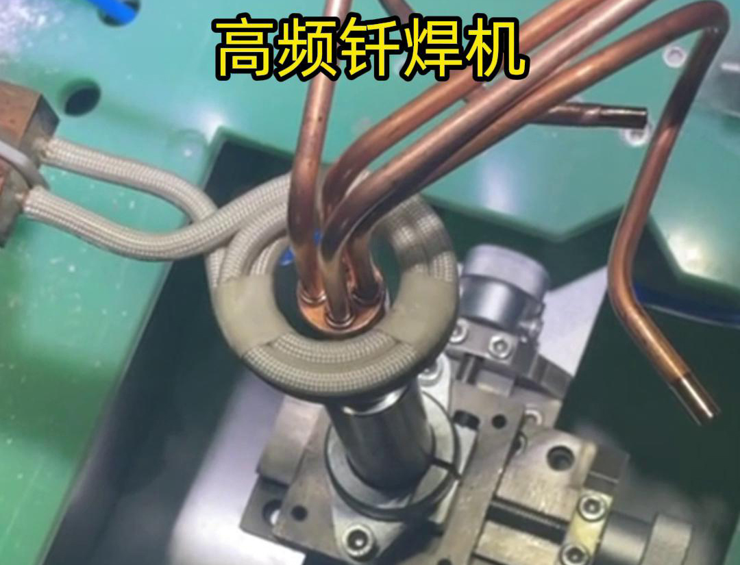 在雙工位自動感應釬焊設備中，每個工位都配備了獨立的感應加熱系統(tǒng)和釬焊工具，確保兩個工位可以同時進行焊接作業(yè)