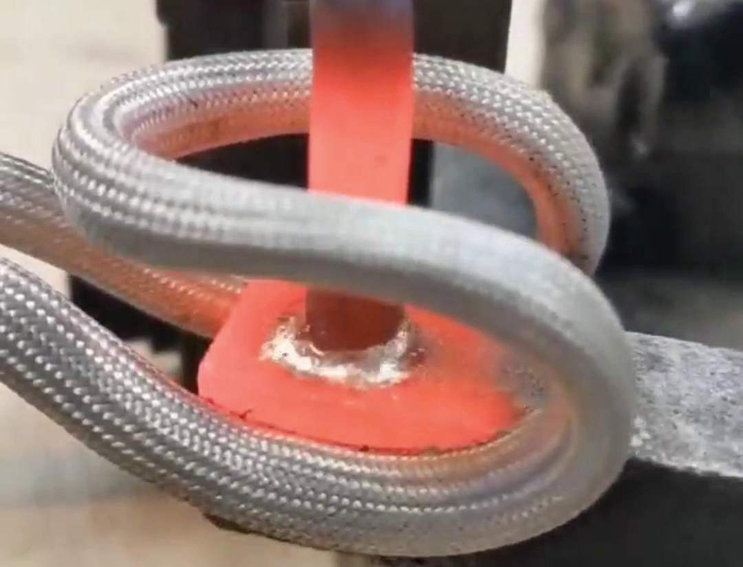 手持式高頻焊接機(jī)是一種便攜式的焊接設(shè)備，適用于多種材料的焊接，包括不銹鋼、銅、鋁