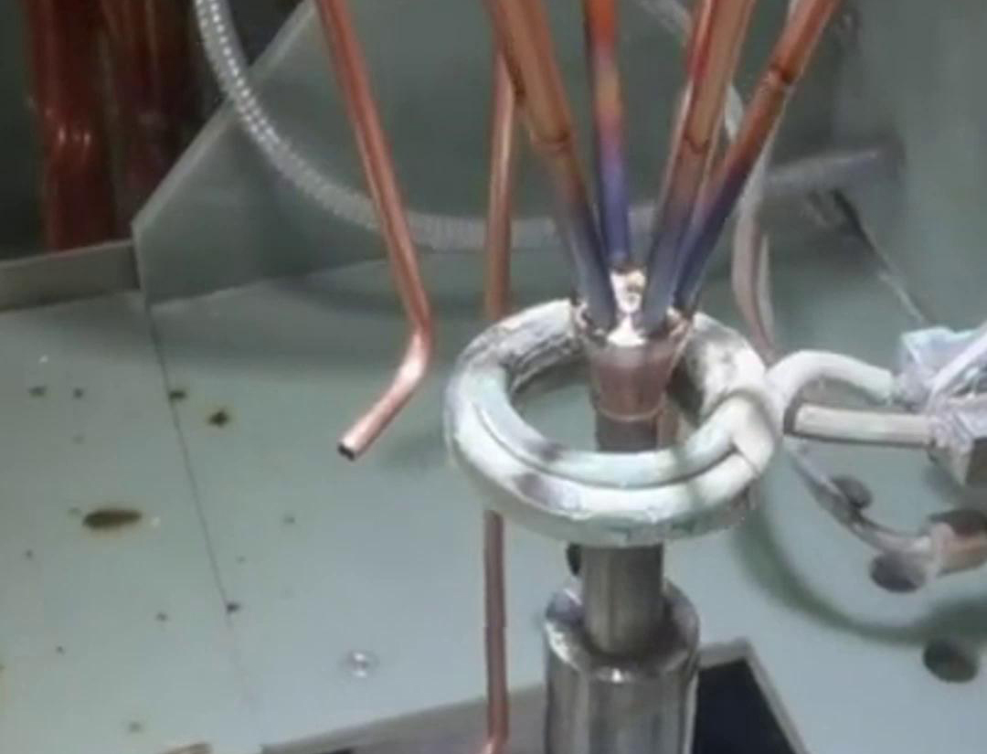 高頻焊機(jī)在焊接銅管時(shí)，需要特別關(guān)注焊接參數(shù)的選擇、焊接過程的控制以及焊接后的處理，以確保焊接質(zhì)量和銅管的性能