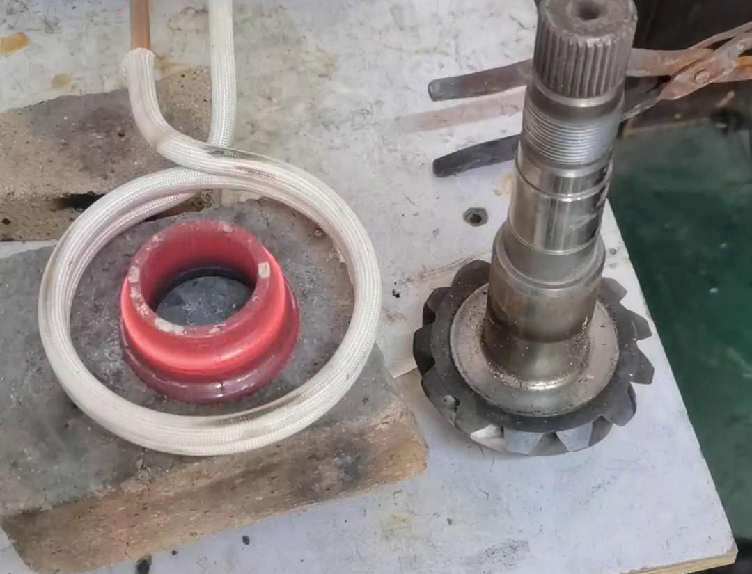 軸承裝配，常溫下 ，怎么也裝不進(jìn)去 ，采用高頻加熱機(jī)均勻加熱，瞬間裝配好