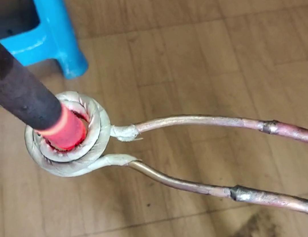 高頻加熱機(jī)配合軟連接加熱工件是一種高效且靈活的加熱方式，