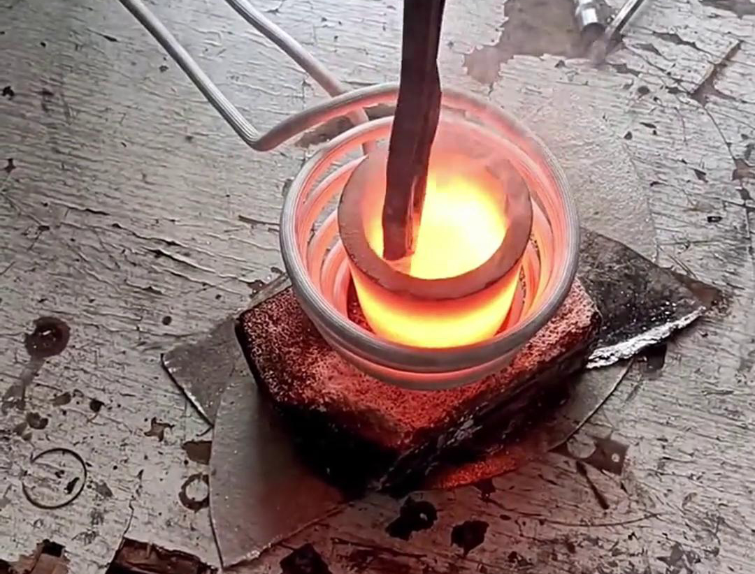 小型中頻熔煉爐具有體積小、重量輕、效率高、耗電少、熔化升溫快