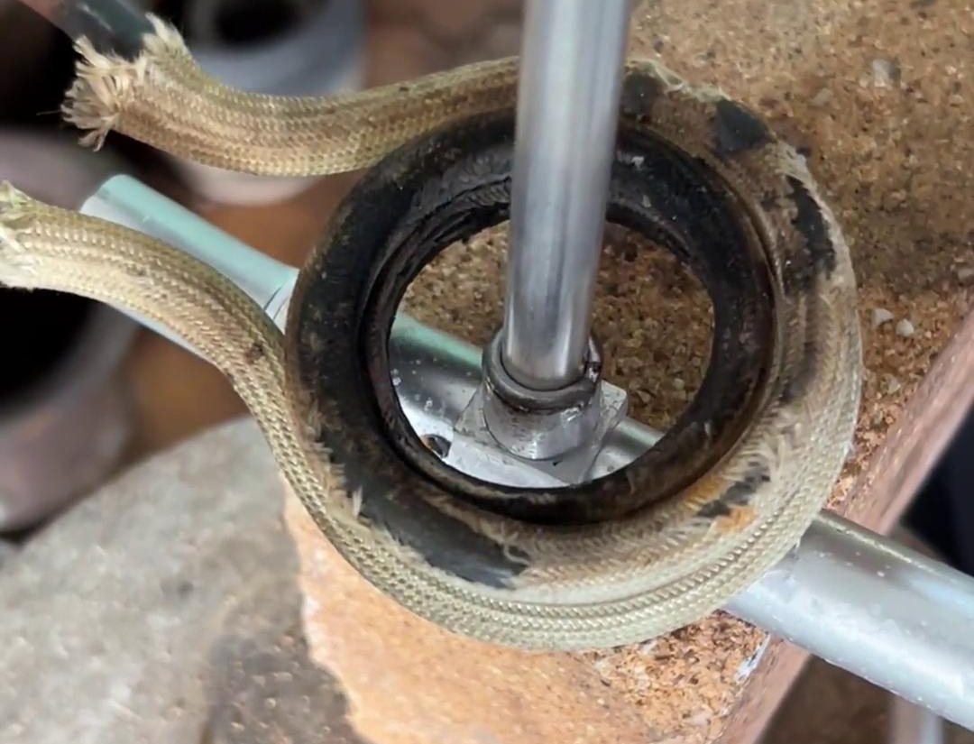 高頻焊機操作簡便，安全可靠，適用于大規(guī)模鋁管焊接生產(chǎn)