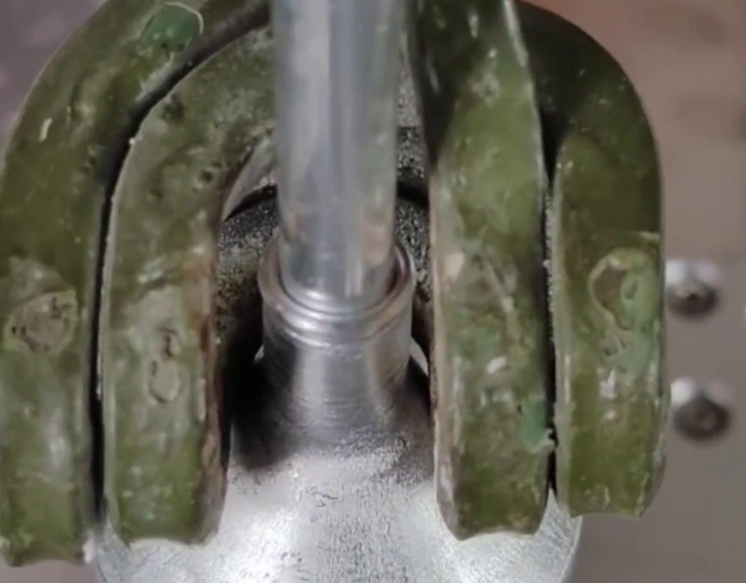 高頻機焊接鋁管具有速度快、精度高、強度高、環(huán)保節(jié)能