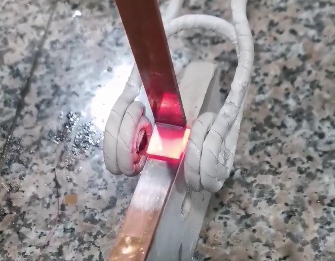 見證高頻焊接的魅力，銅板與銅片瞬間融合，創(chuàng)造無限可能