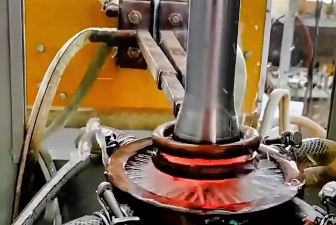 ?軸分段高頻淬火調(diào)試是一個相對復(fù)雜且技術(shù)性強的過程，涉及對淬火設(shè)備、淬火工藝參數(shù)以及材料特性的精確控制和調(diào)整