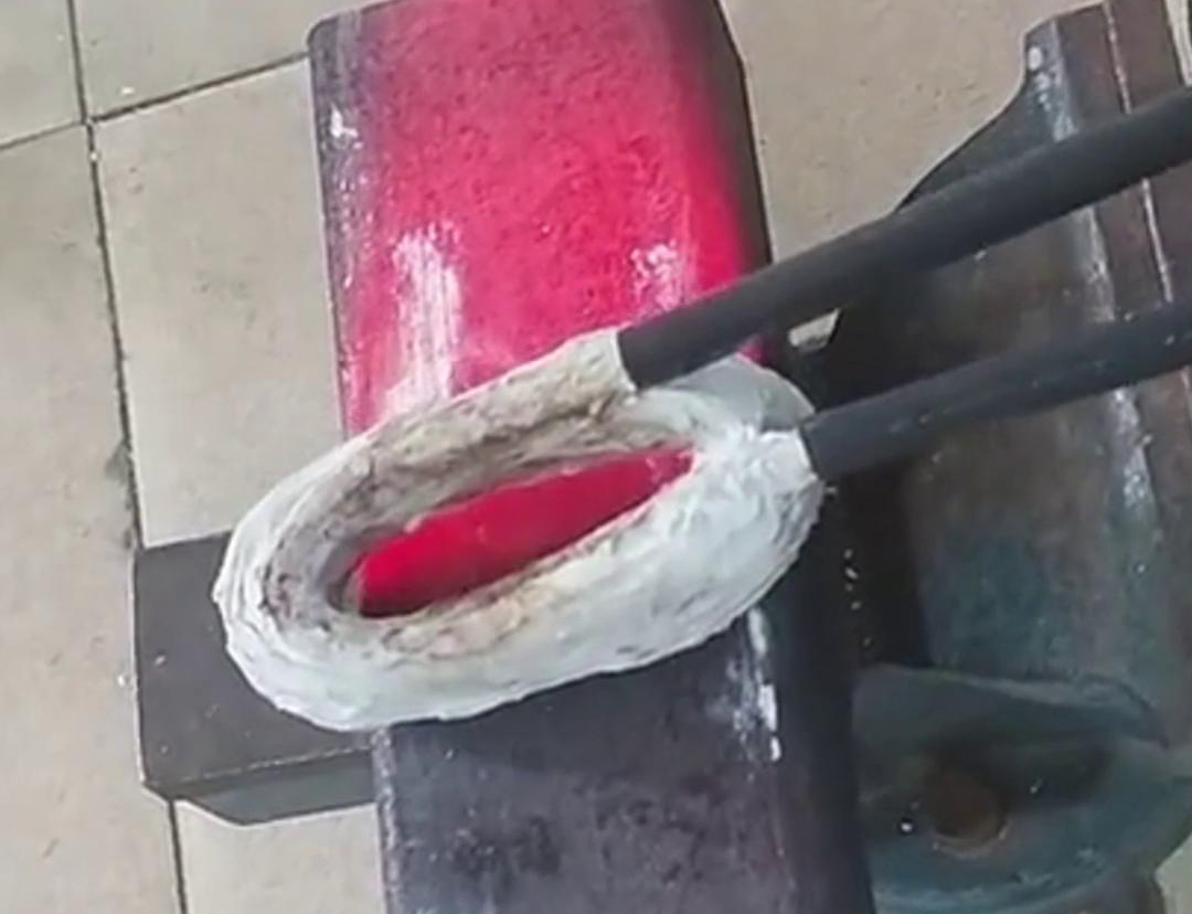 手持式高頻加熱機在方管加工中，它可以用來實現(xiàn)焊接預(yù)熱、局部退火、彎曲軟化等工藝需求