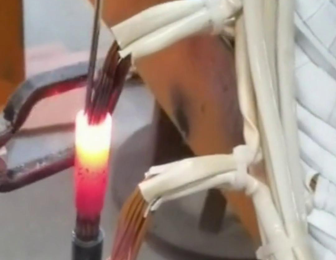 手持式高頻焊機(jī)是一種高效、簡(jiǎn)單、環(huán)保的焊接設(shè)備，適用于各種金屬材料的焊接任務(wù)