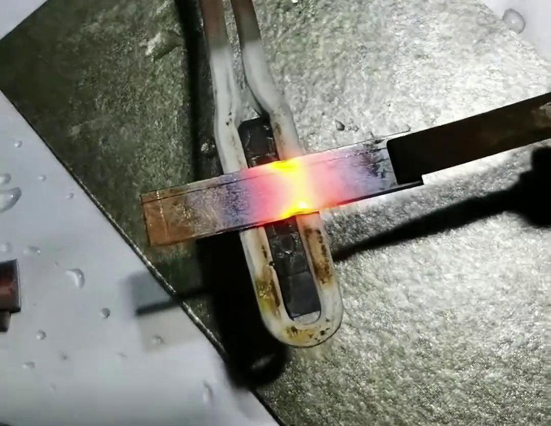 手持式平面加熱設備的優(yōu)勢在于其高效、快速、靈活和安全