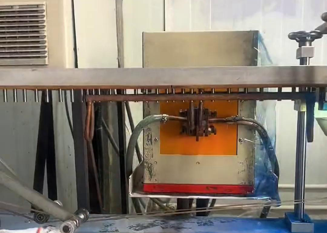 通過振動盤自動化上料到輸送帶，然后高頻電源對要加熱的工件進行局部加熱，根據(jù)工藝要求直接經(jīng)過容器 ，讓其局部覆蓋一層涂料