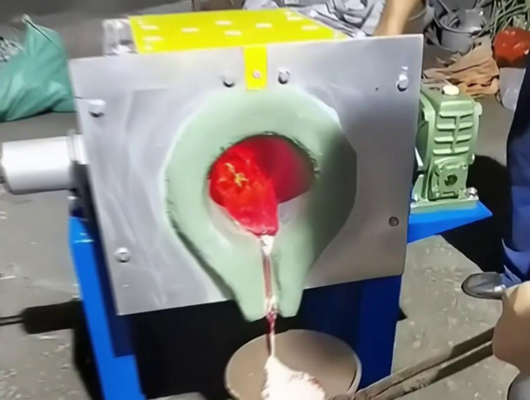 中頻熔鋁爐具有多種優(yōu)點，如體積小、重量輕、效率高、耗電少