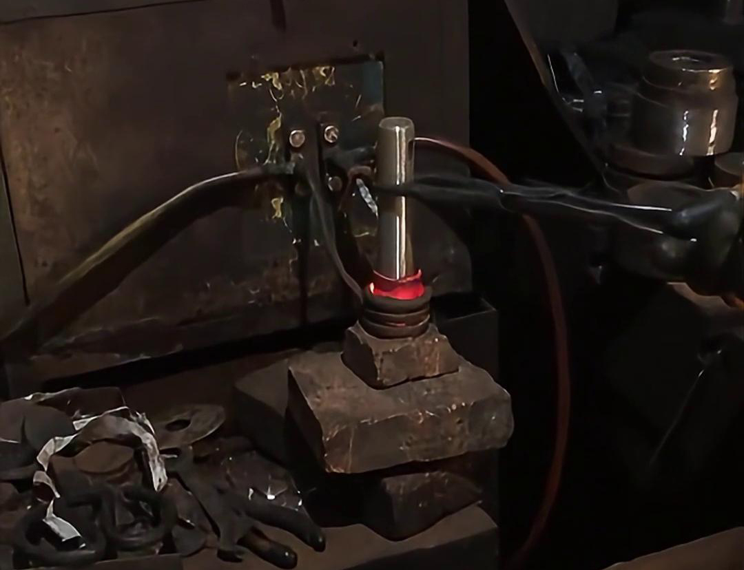 通過高頻加熱，插銷材料可以被迅速加熱到適當?shù)臏囟?，以便于進行后續(xù)的鍛打操作