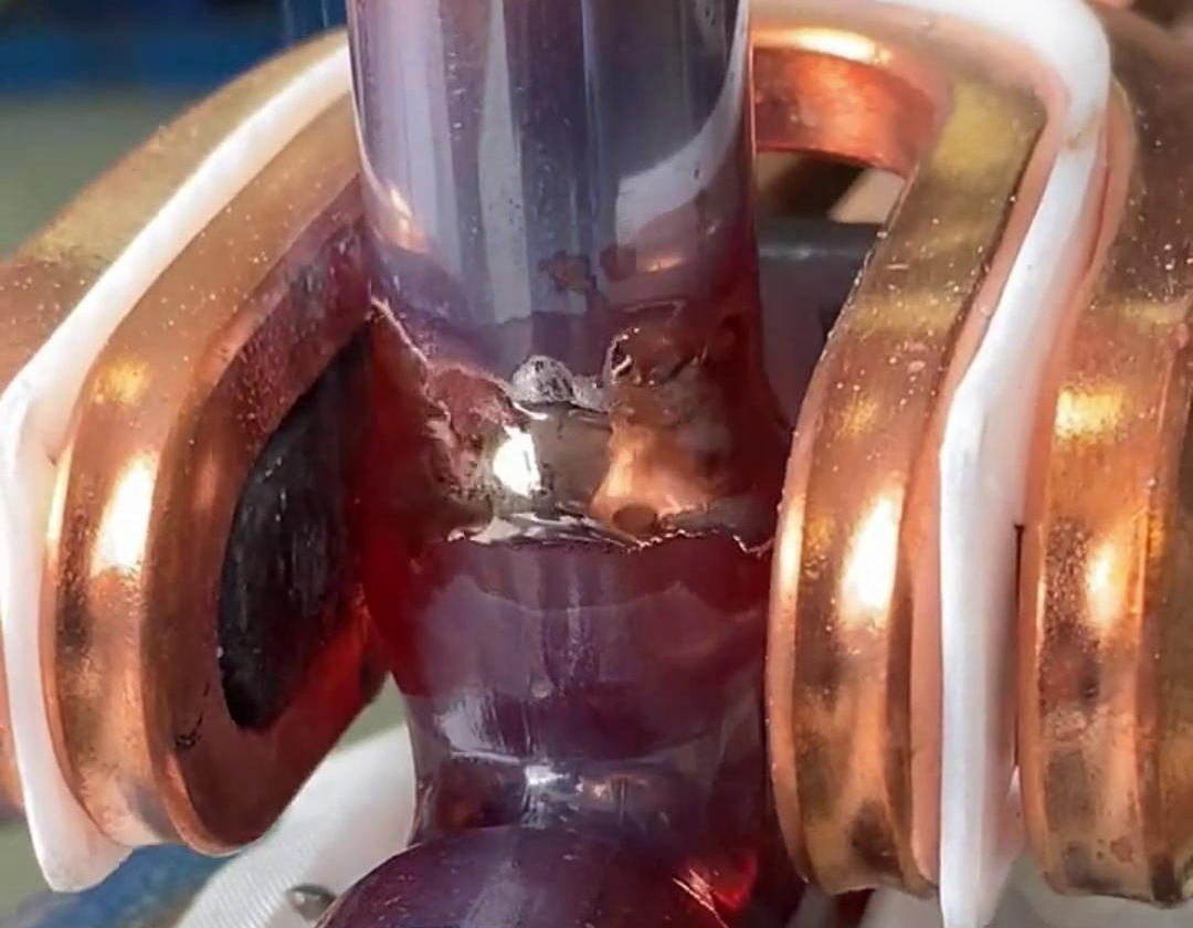 這就是手持式高頻焊機焊接銅管的效果，有了它，可以放棄大部分火焰焊接場合了