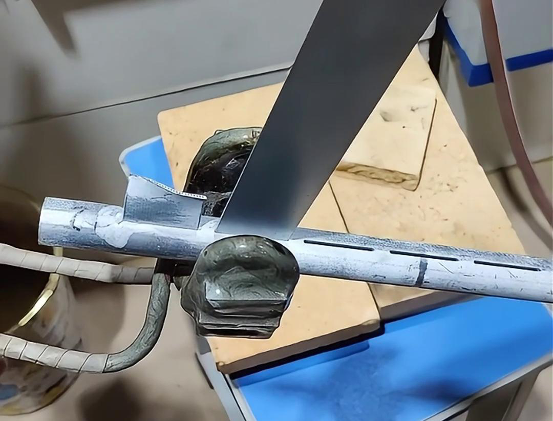 鋁材焊接，特別是在高頻鋁排焊接中，使用高頻焊接技術(shù)是一種高效且可靠的方法