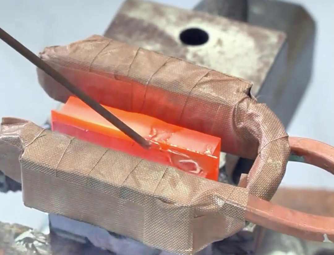 高頻焊接機 采用高頻振蕩技術，可以實現(xiàn)快速、高效的銅板焊接