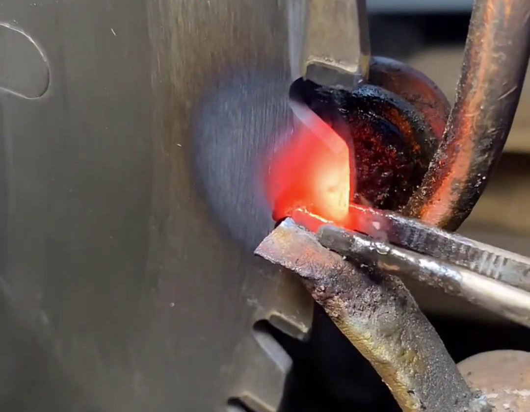 你知道鋸片鋸齒上的合金是怎么焊接上去的嗎？用高頻焊機(jī)啊