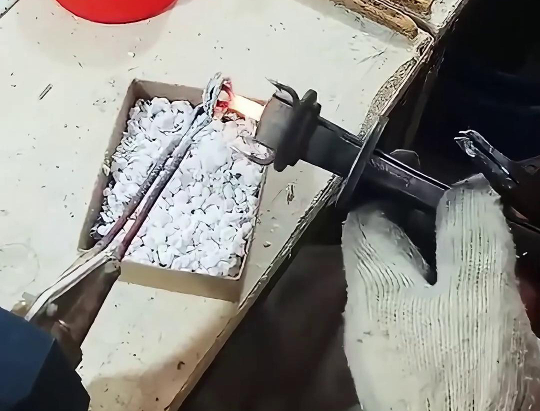 高頻釬焊機被廣泛應(yīng)用于各種類型魚鉤的焊接