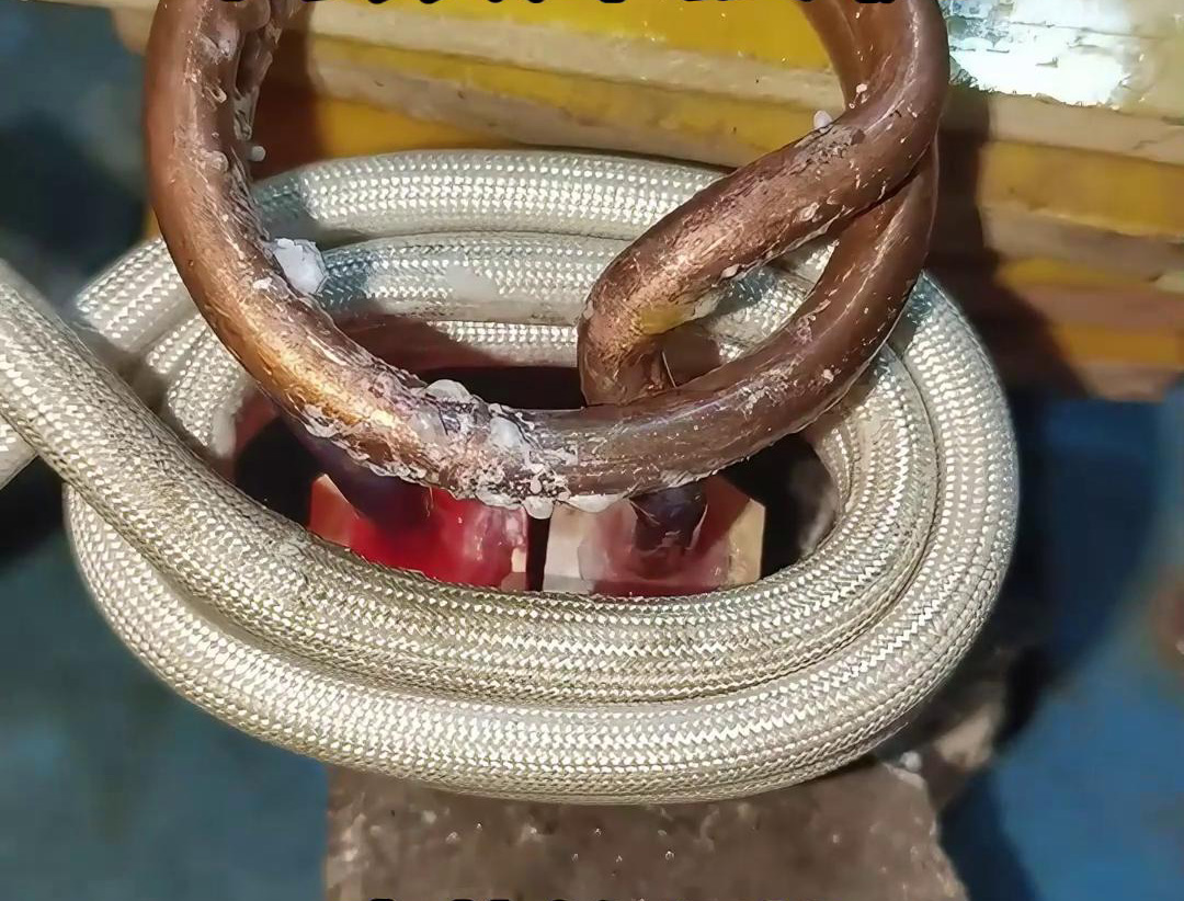 高頻焊接機(jī)能夠?qū)㈦姛峁艿淖香~和黃銅加熱到焊接溫度，提高了焊接效率