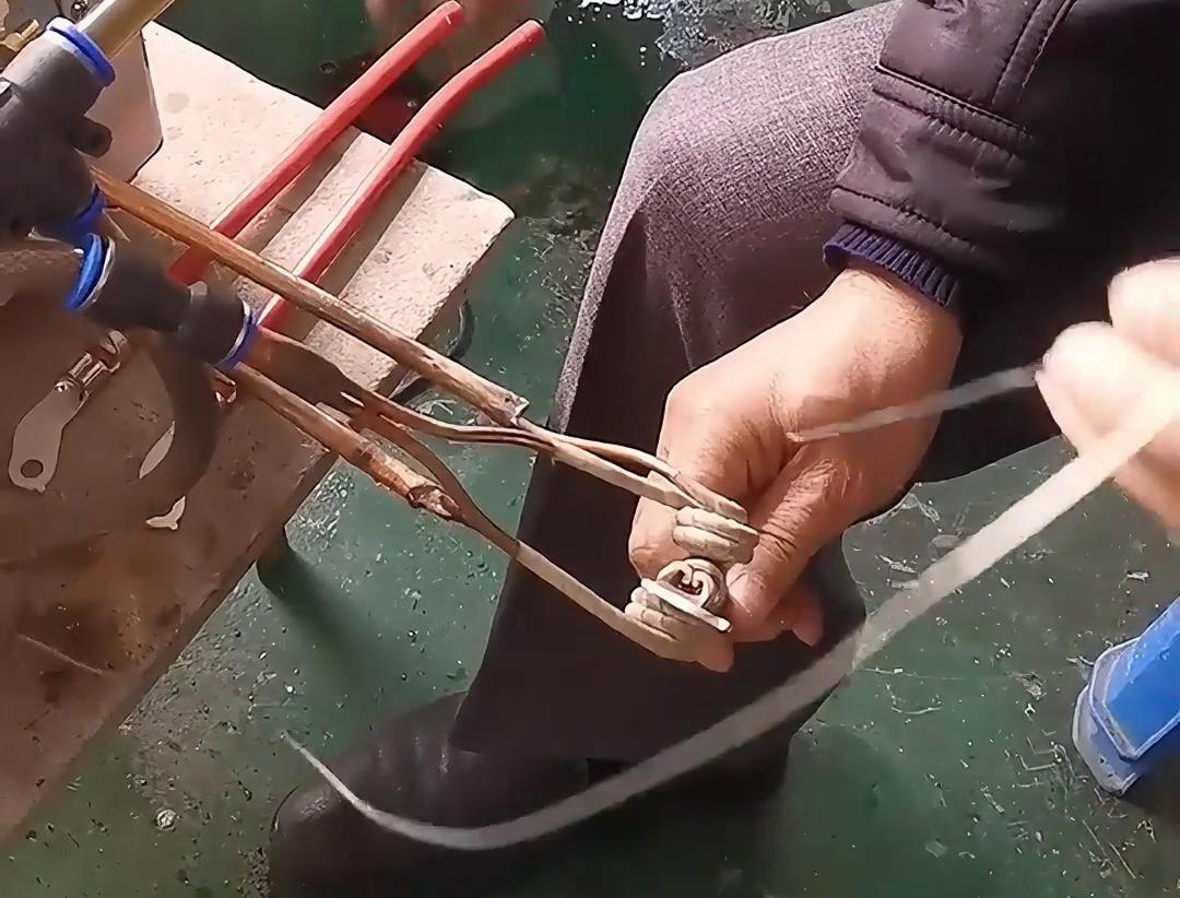 新能源線束端子錫焊用高頻焊機(jī)，提高線束端子的耐腐蝕性，延長其使用壽命