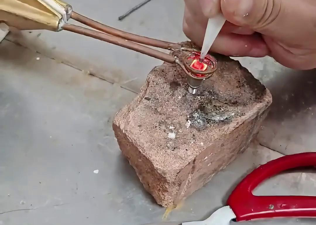 超高頻焊機(jī)憑借其獨(dú)特的工作原理和優(yōu)勢(shì)，在鎢鋼焊接方面表現(xiàn)出色